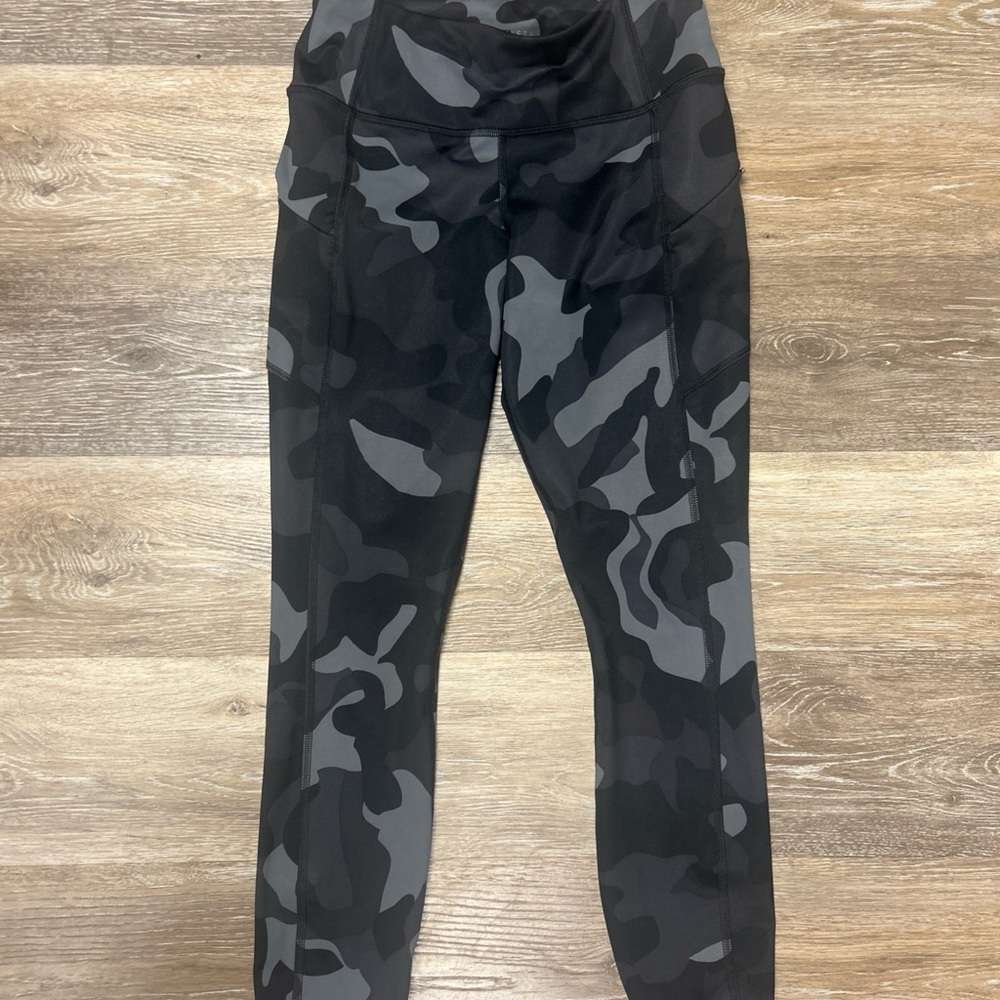 Athleta Camo Leggings Size Women’s XS RN 54023 Black & Gray Yoga Athleisure